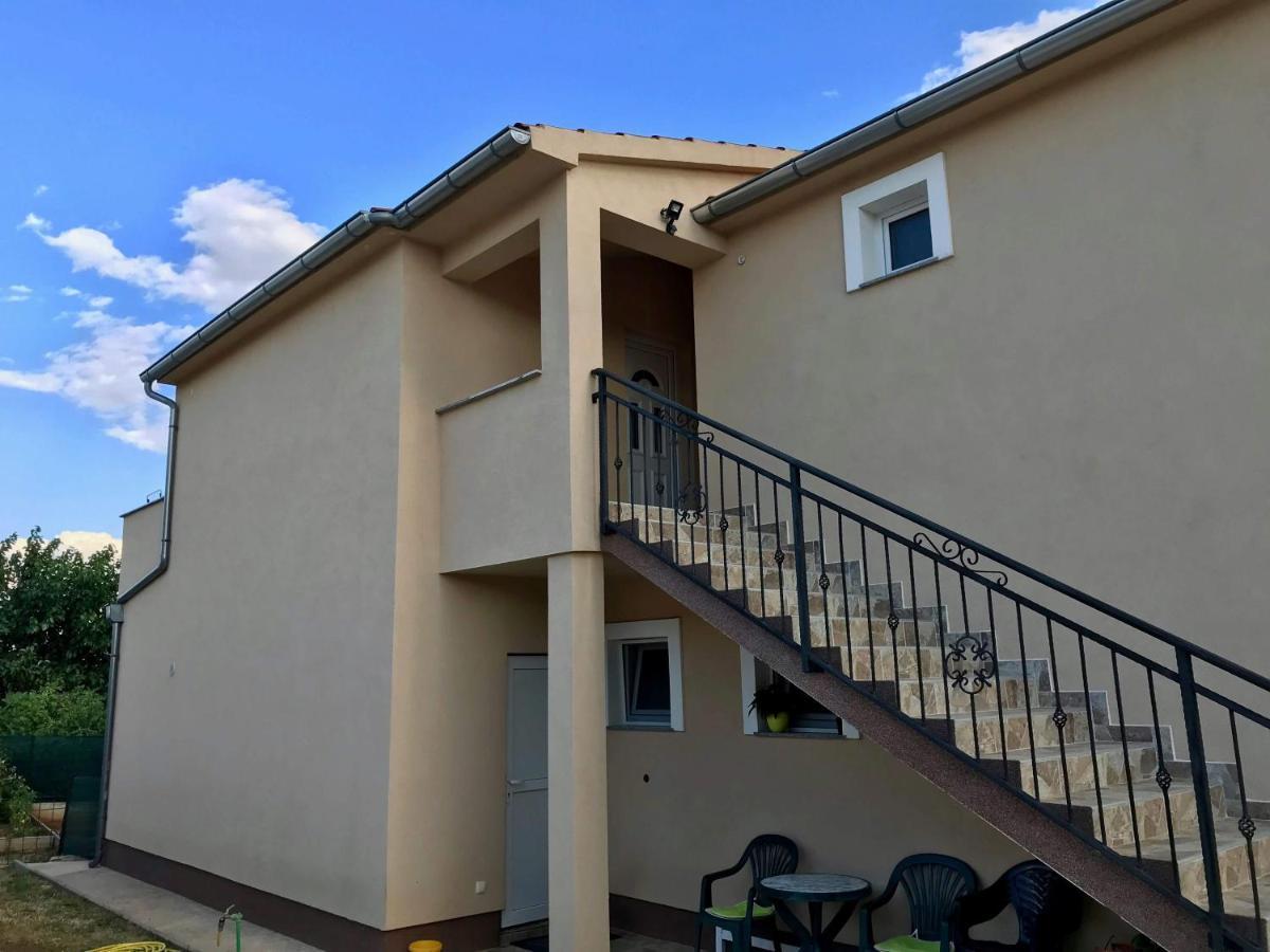 Apartman Laura ตรีบูนย์ ภายนอก รูปภาพ