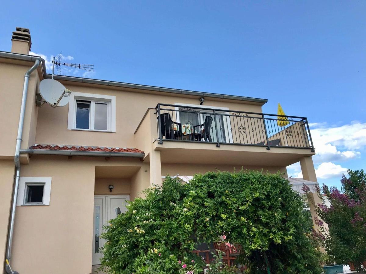 Apartman Laura ตรีบูนย์ ภายนอก รูปภาพ